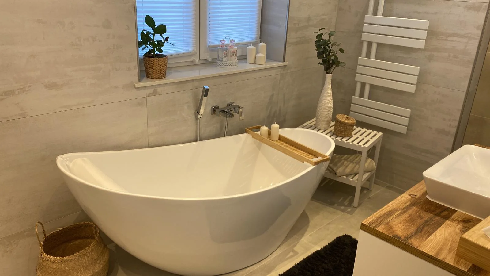 Baño con bañera exenta y revestimiento de gran formato