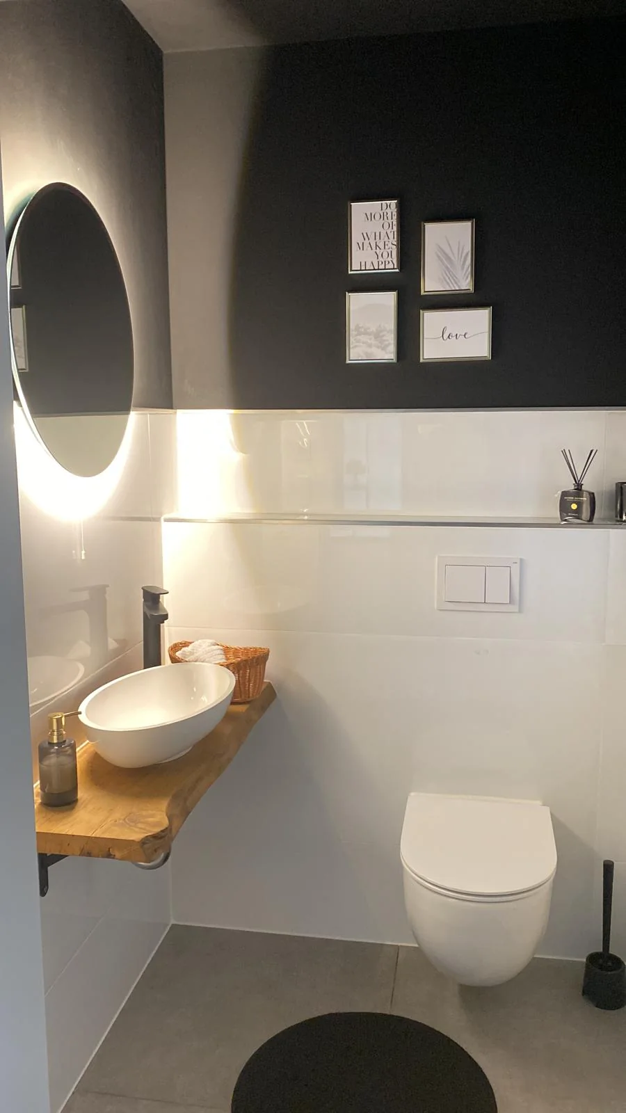 Baño contemporáneo con contraste claro y oscuro