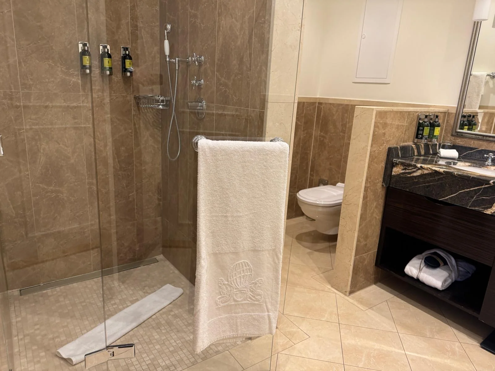 Ducha con revestimiento cálido y mampara de vidrio