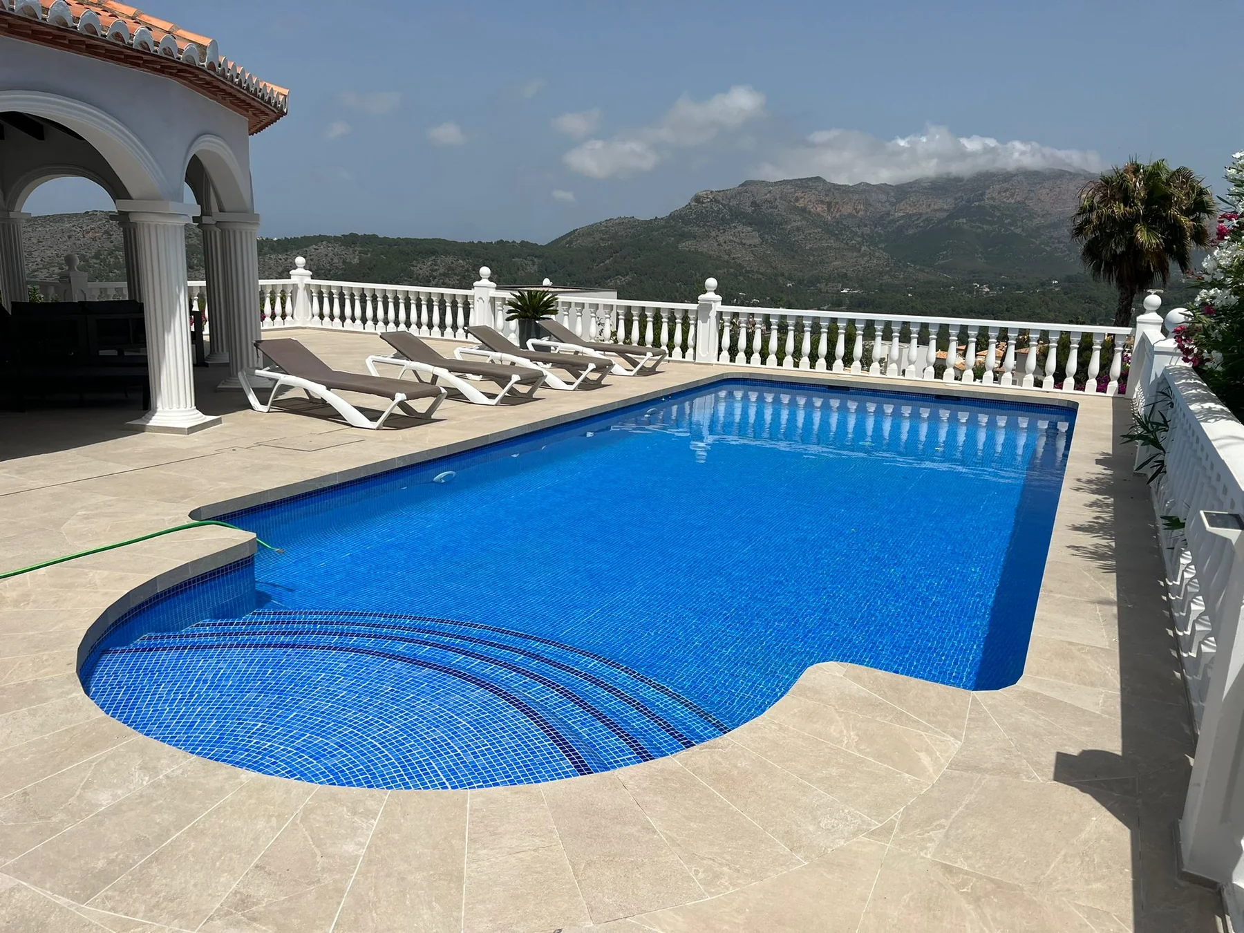 Piscina revestida y terraza exterior terminada
