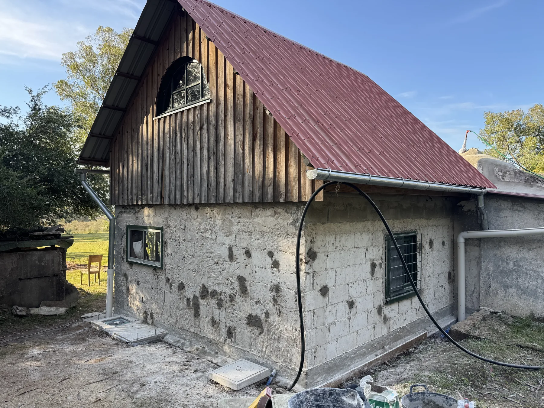 Fachada antes de la reparación y el revoque