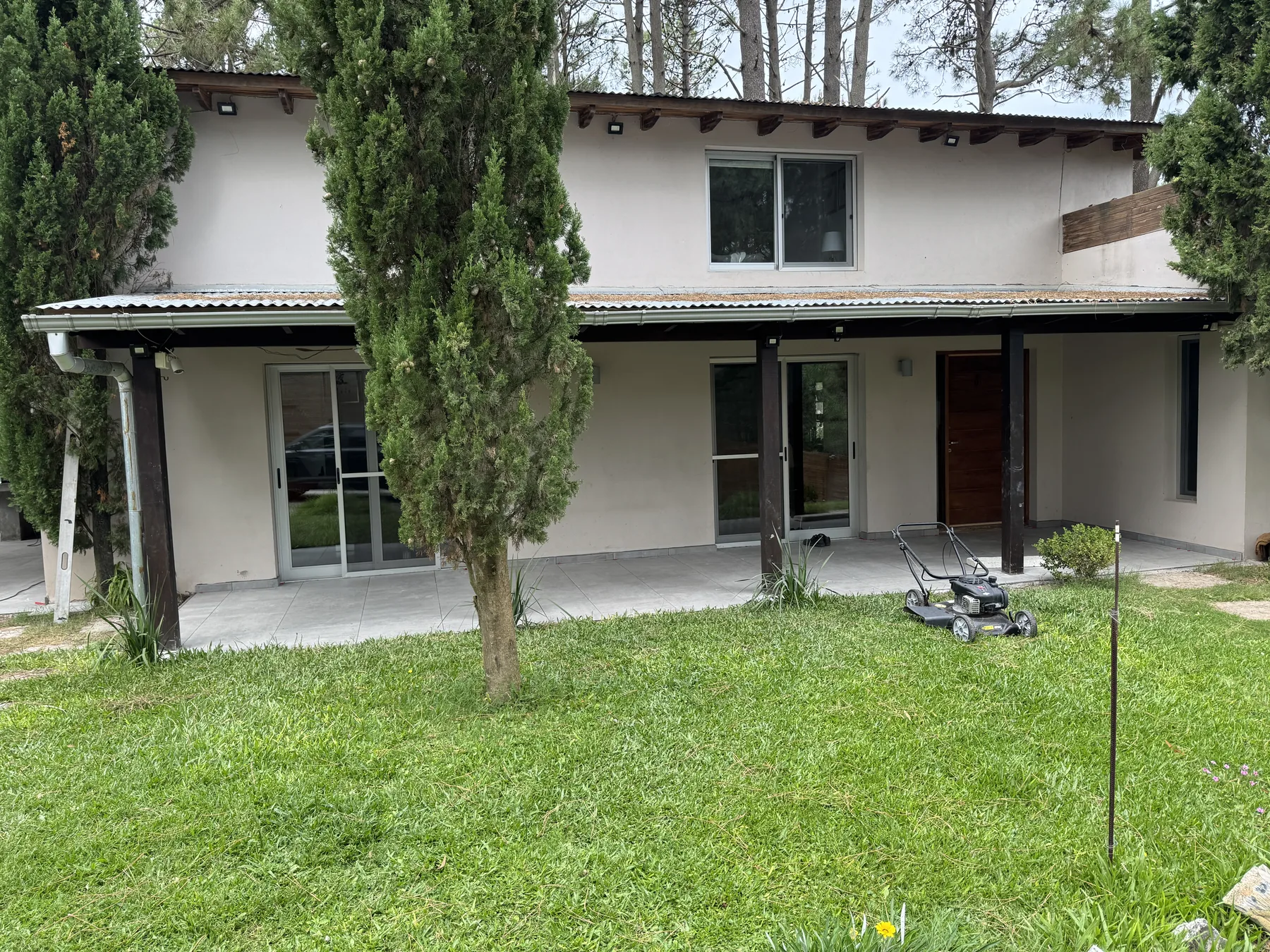 Terraza exterior terminada junto a una vivienda